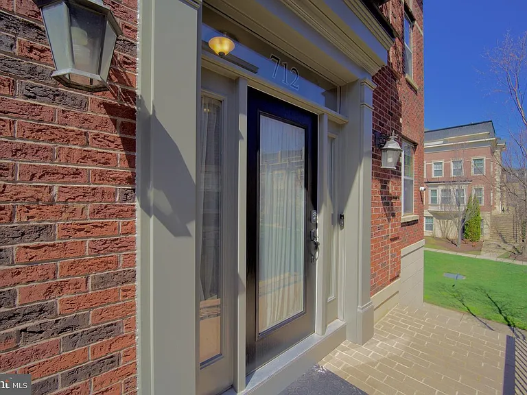 712 Sentry Sq — Photo 3