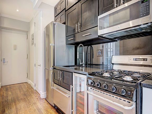 4th image of 410 E 13th St APT 4C