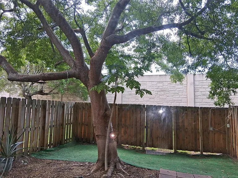 1044 NE 30th Ave — Photo 11