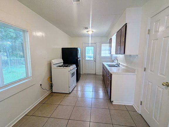 5th image of 1110 Westwood Dr