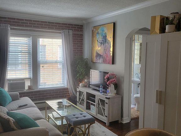 5th image of 840 W Ainslie St