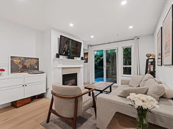 365 E 1st St #118, North Vancouver, BC V7L 4W5