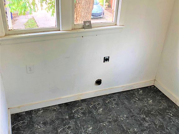 This unit does not contain washer and dryer, but features hookups for your own washer and dryer.