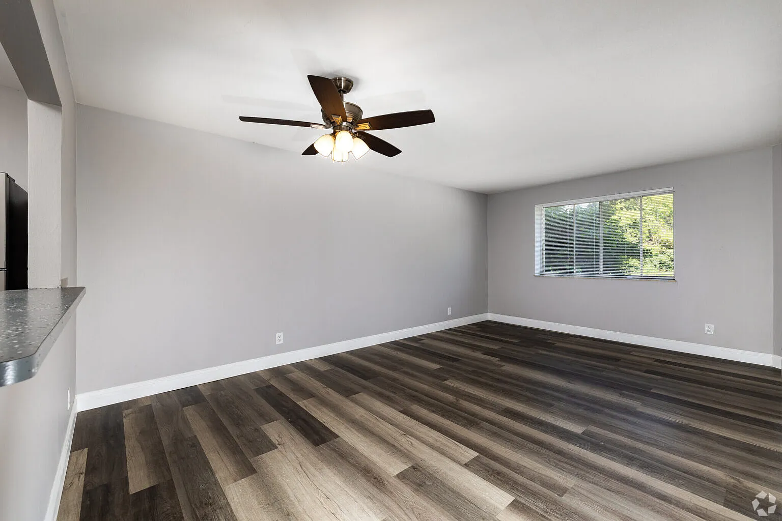 Versailles Apartments — Photo 2