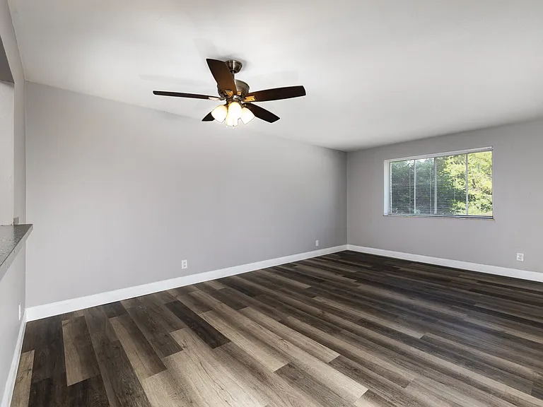 Versailles Apartments — Photo 3