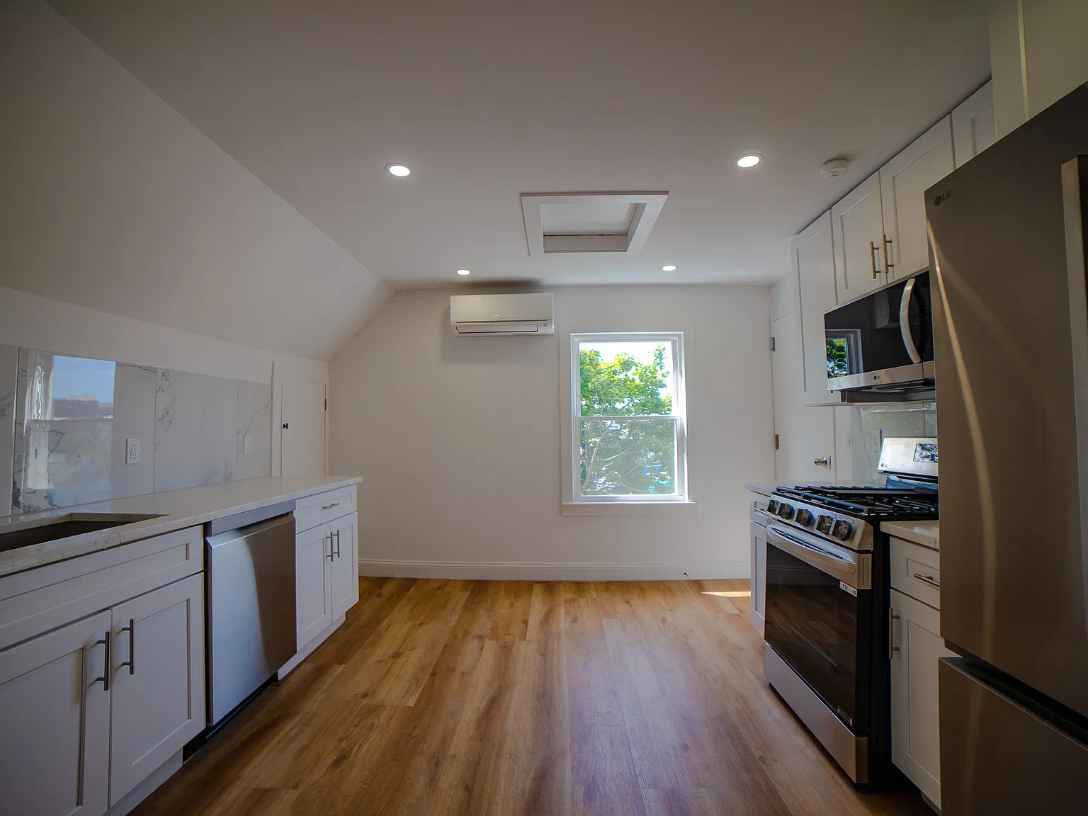 3 bed, 1015 sqft, $3,500 — Photo 2