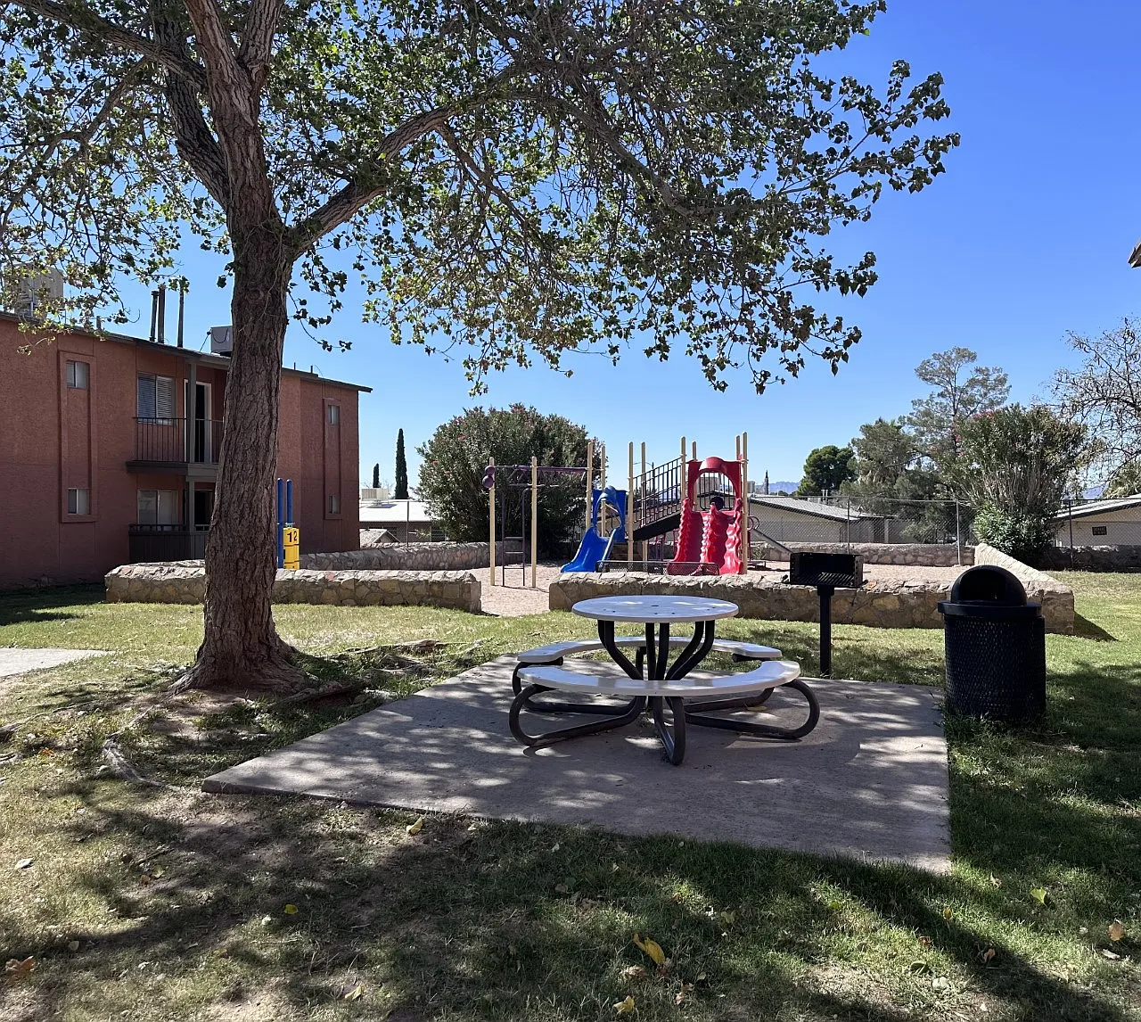 Sand Pebble Apartments — Photo 4