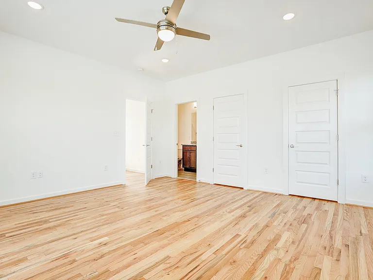 218 W 12th St #B — Photo 12