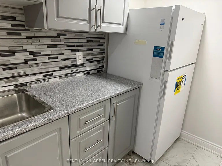 188 Holmes Cres #BASEMENT — Photo 6