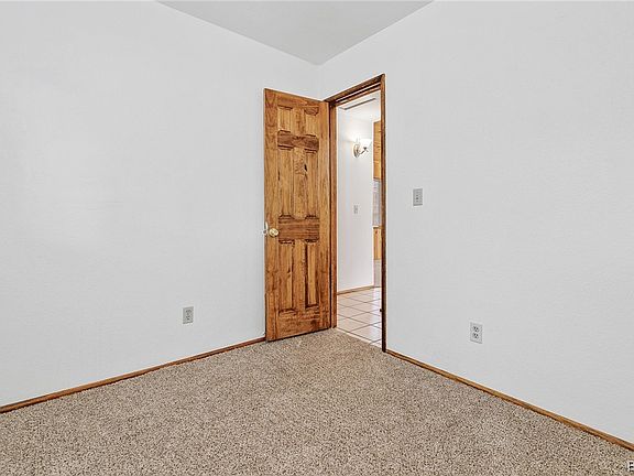 3rd image of 913 Pine Ln