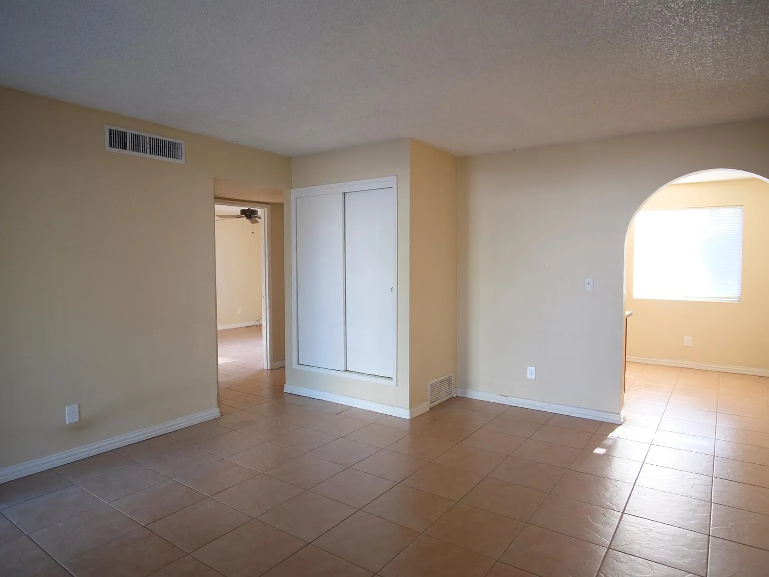 2 bed, 750 sqft, $1,200 — Photo 3