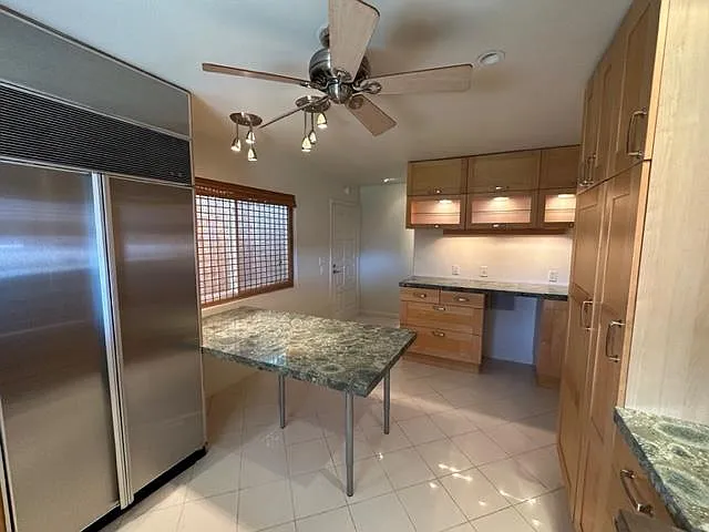 View of the desk-type area or can be used as a serving area in the kitchen.
The Fan adds a nice touch as well.