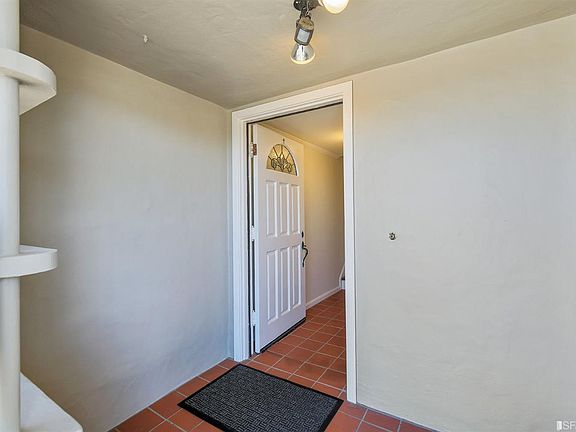 4th image of 2662 40th Ave
