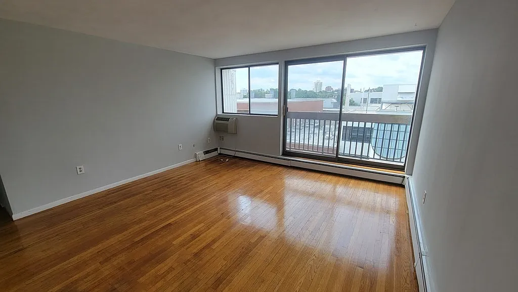 2 bed, 9999 sqft, $3,100 — Photo 2