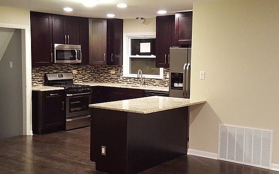 3rd image of 415 Bensley Ave