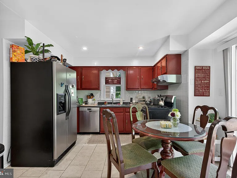 8815 Newport Ct — Photo 11
