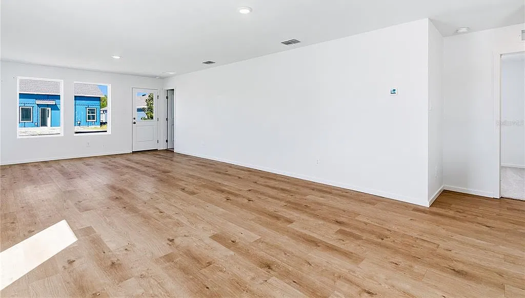4 bed, 2.0 bath, 1600 sqft, $2,200 — Photo 2