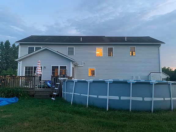 Backyard with swimming pool 