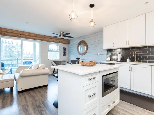 15735 Croydon Dr #309, Surrey, BC V3Z 2L5