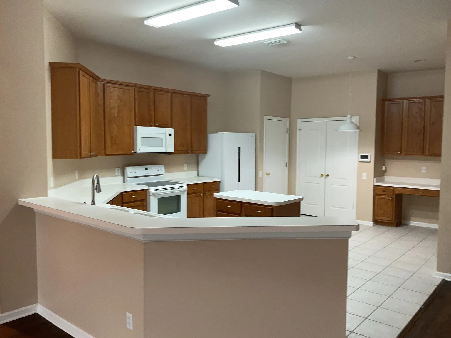 4 bed, 2.0 bath, 2534 sqft, $3,050 — Photo 2