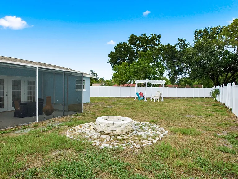 330 Scott Ct — Photo 32