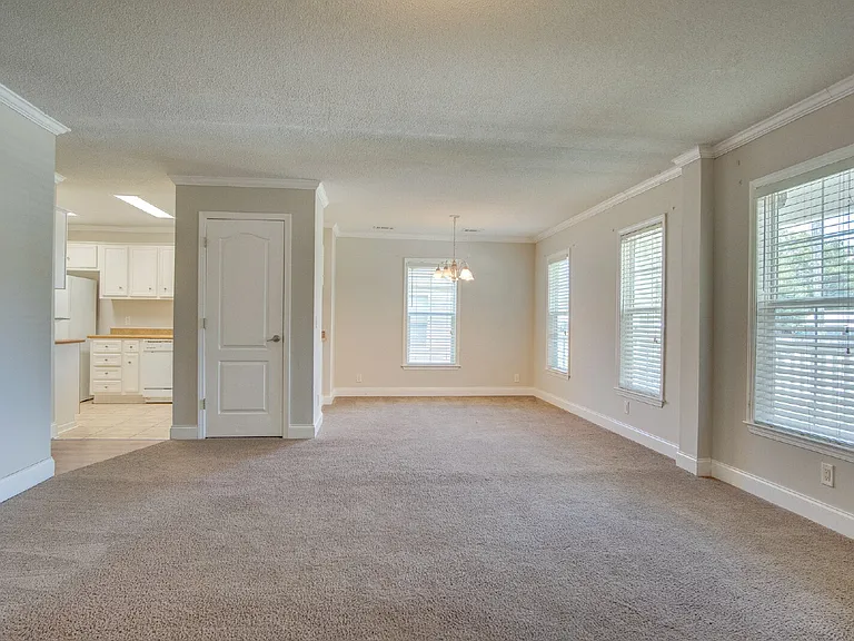 727 Bremen Ave — Photo 8