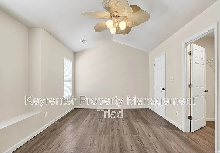 805 Creek Crossing Trl — Photo 16