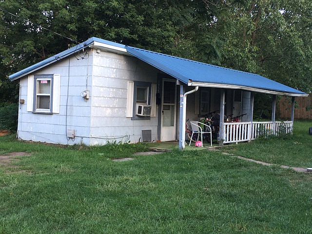 2nd image of 1033 1/2 Myers Ave