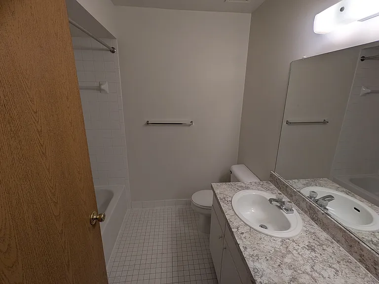 Lakeside Village Apartments — Photo 143