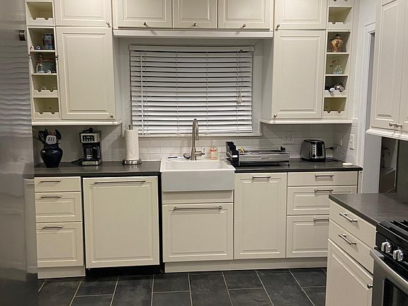 2nd image of 326 N Lombard St