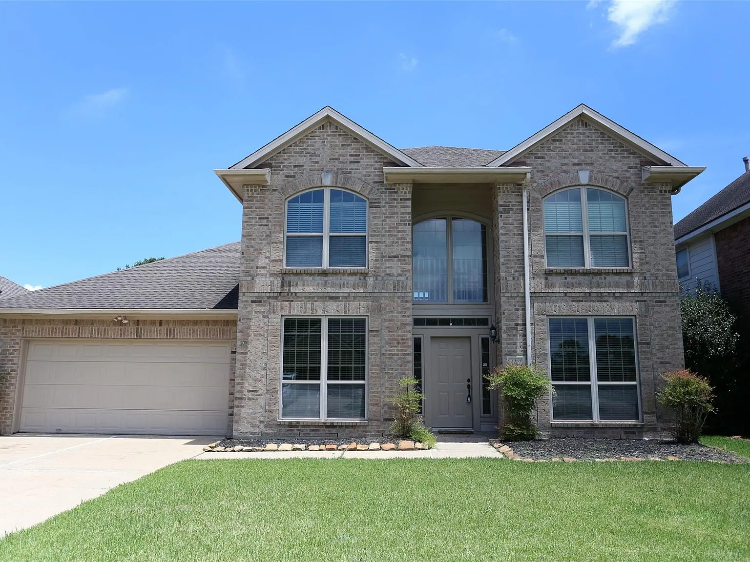 4 bed, 2.5 bath, 2912 sqft, $2,900 — Photo 1