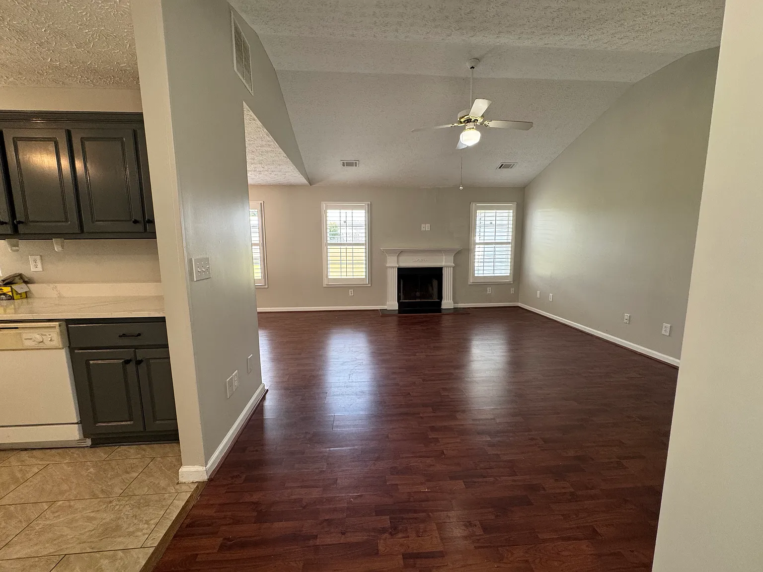 3 bed, 1409 sqft, $2,100 — Photo 4