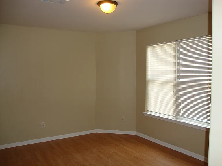 1572 Victor St — Photo 10