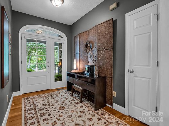 5th image of 33 Willow Place Cir