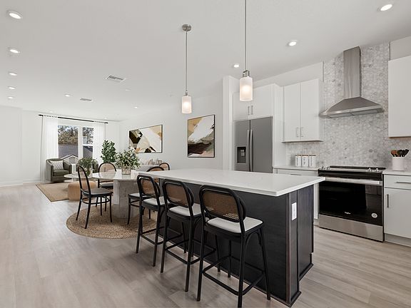 Spacious Kitchen w Quartz Countertops