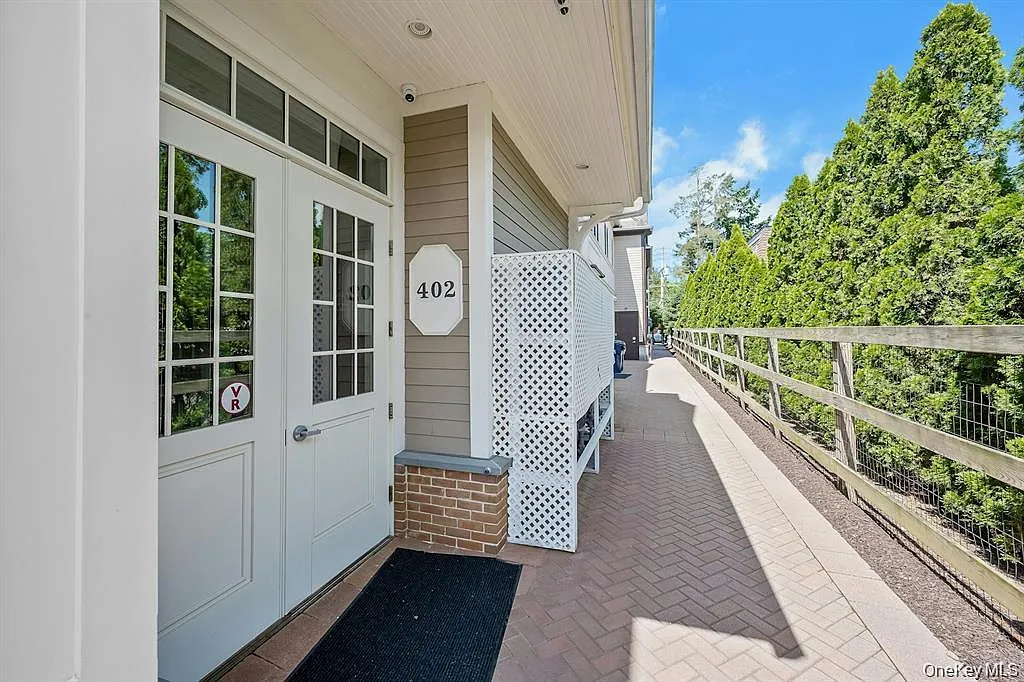 402 Main St — Photo 1