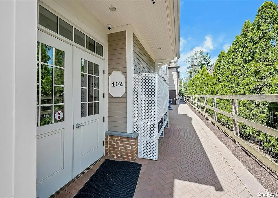 402 Main St #2B