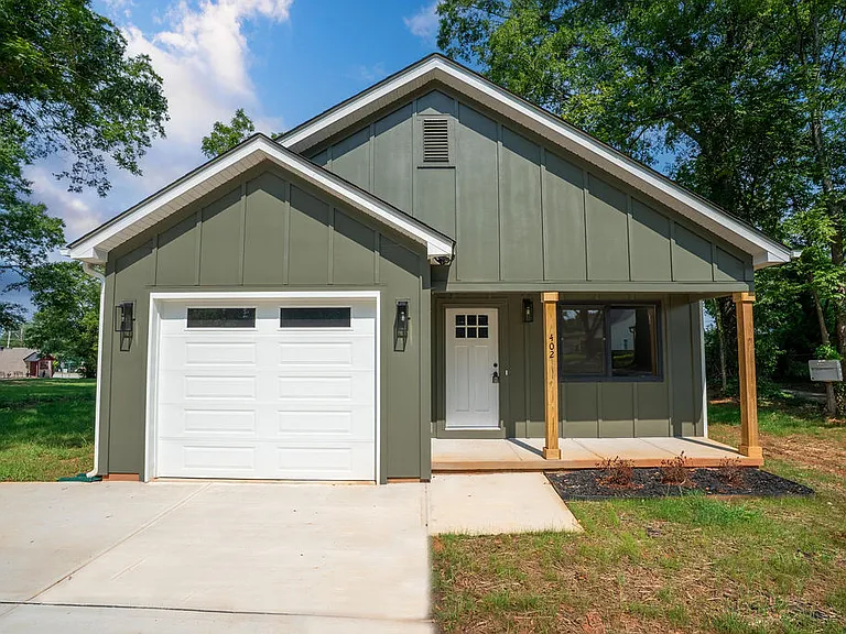 402 Roberts Aly — Photo 1