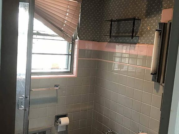5th image of 8828 192nd St