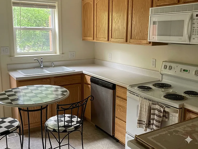 215 Courtney Taylor Ln — Photo 3