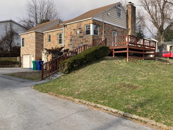 5700 Stradford Dr, Harrisburg, PA 17112