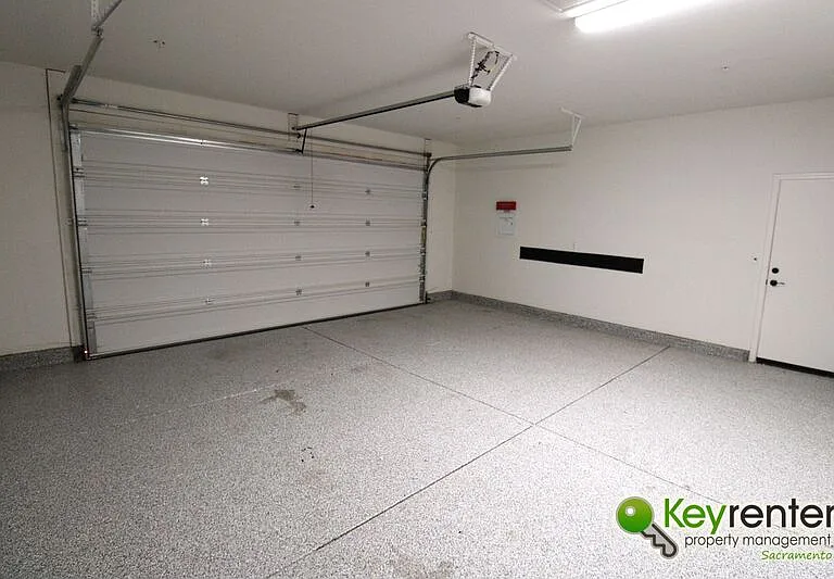 1061 Chapelhill Ln — Photo 32