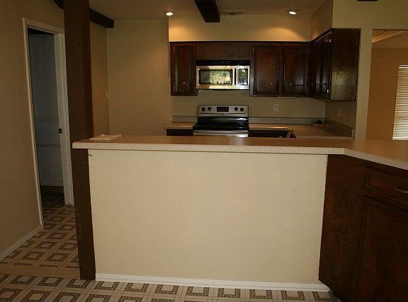 3rd image of 210 Tanglewood Trl