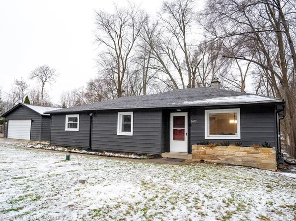 1679 Wilkshire St, Wolverine Lake, MI 48390