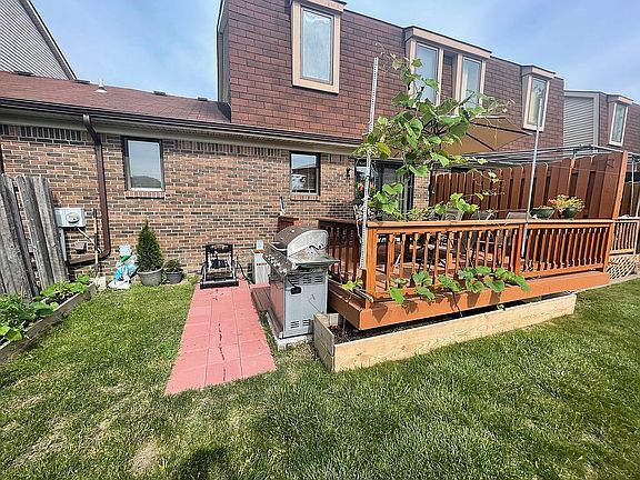 2nd image of 605 Pineview Ct
