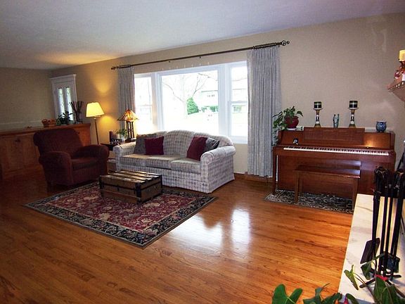 Great Living Room w/Hardwood Floors