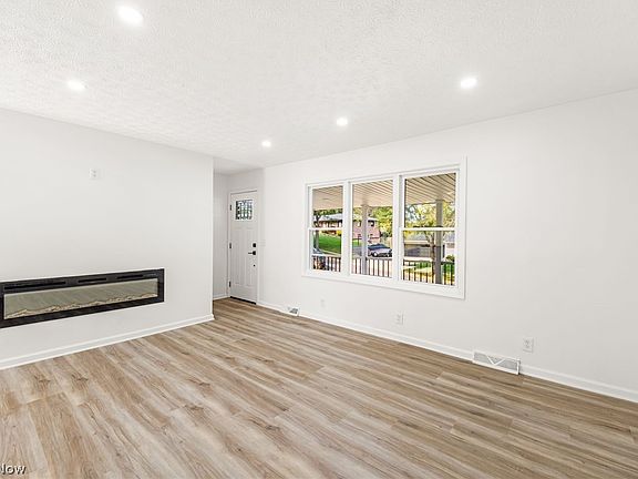 4th image of 164 High Grove Blvd