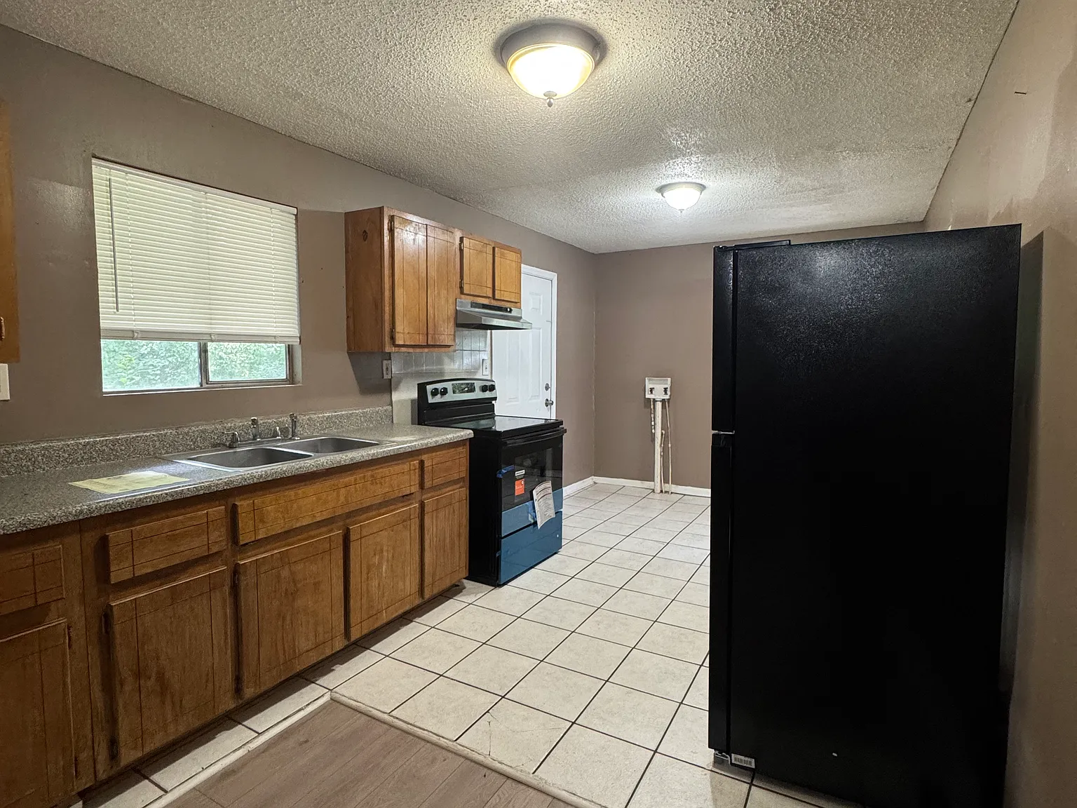 3 bed, 960 sqft, $1,100 — Photo 2