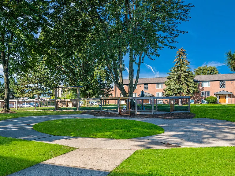 The Loop on Greenfield — Photo 9