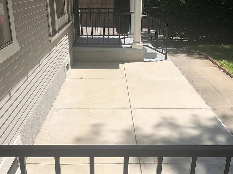 435 W Windsor Rd — Photo 4